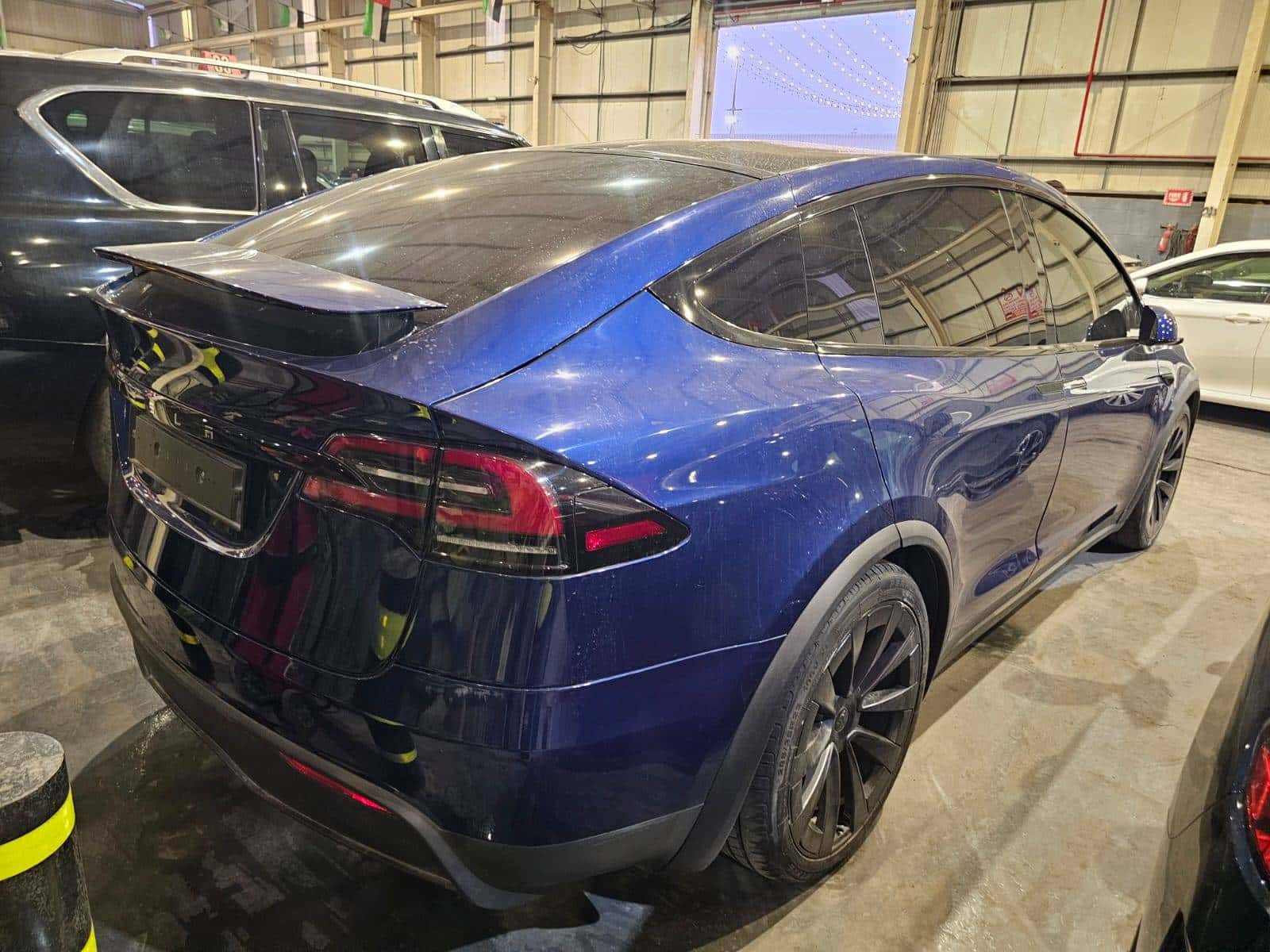 TESLA Model X 2023 thumbnail 4