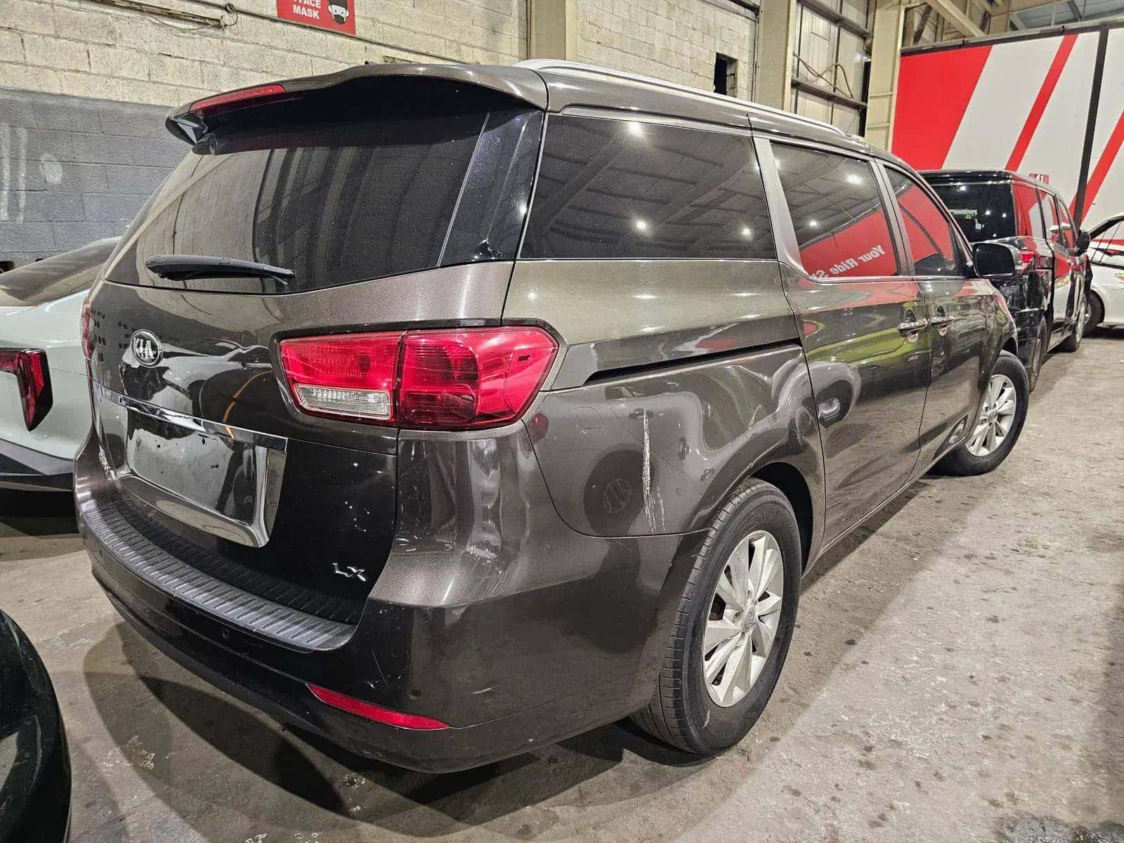 Kia Sedona 2015 thumbnail 4