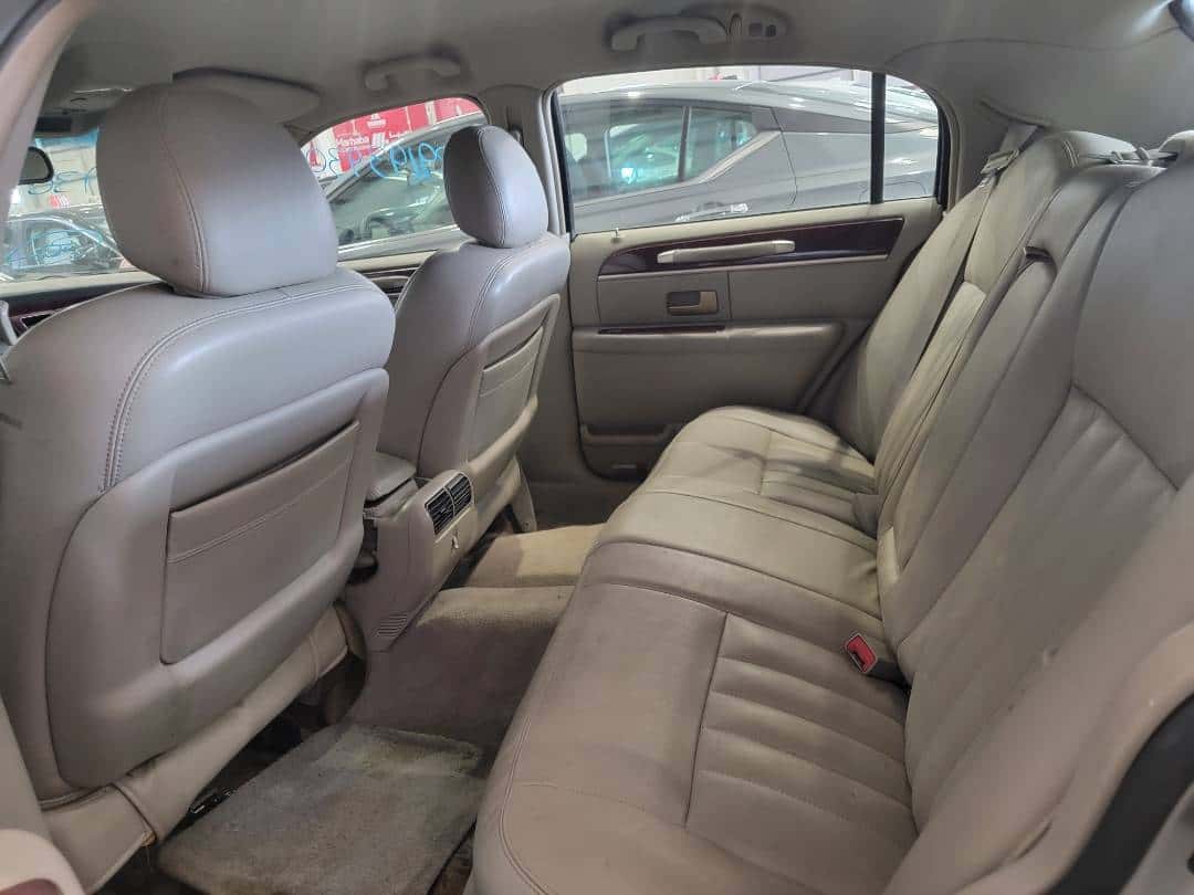 LINCOLN TOWN - Exterior