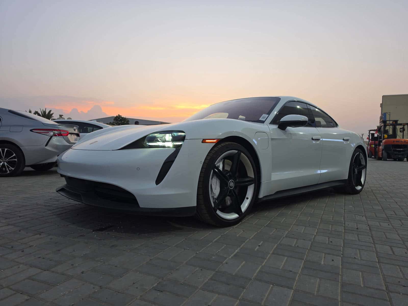 Porsche Taycan 2020 thumbnail 3