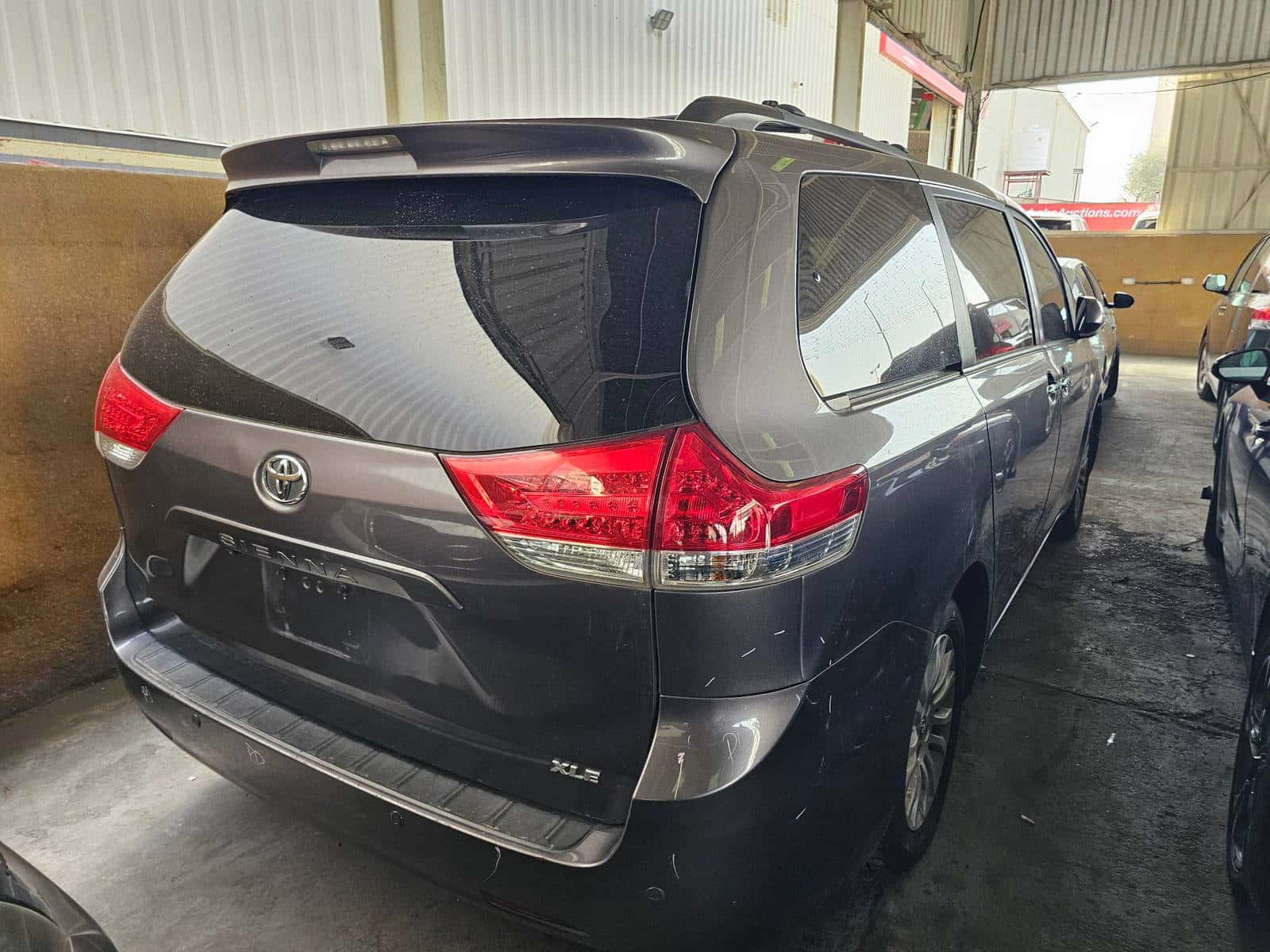 TOYOTA SIENNA 2011 thumbnail 2