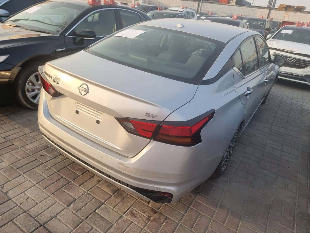 Nissan Altima 2023 thumbnail 3