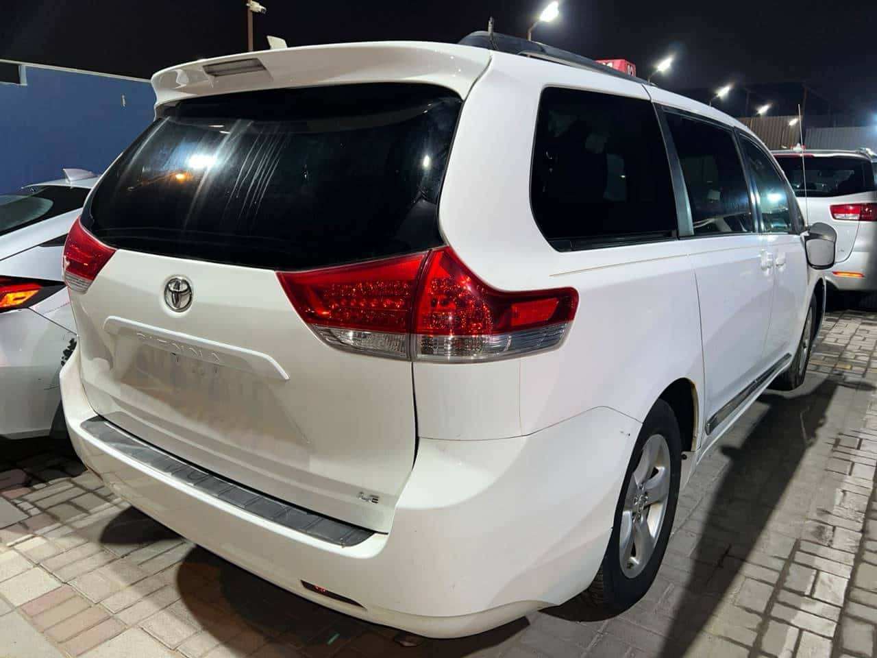 Toyota Sienna 2011 thumbnail 7