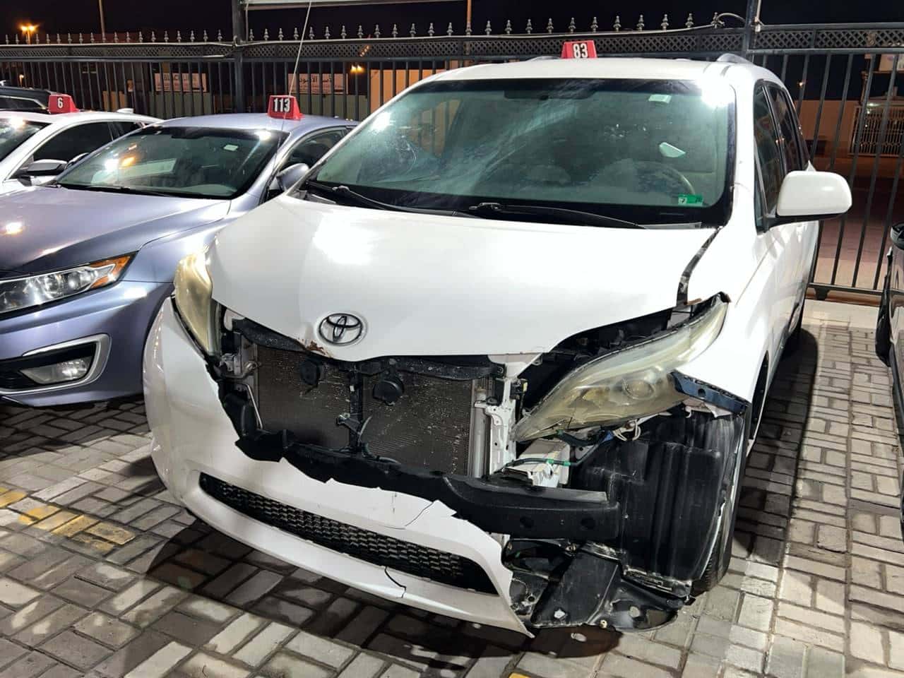 Toyota Sienna 2011 thumbnail 2