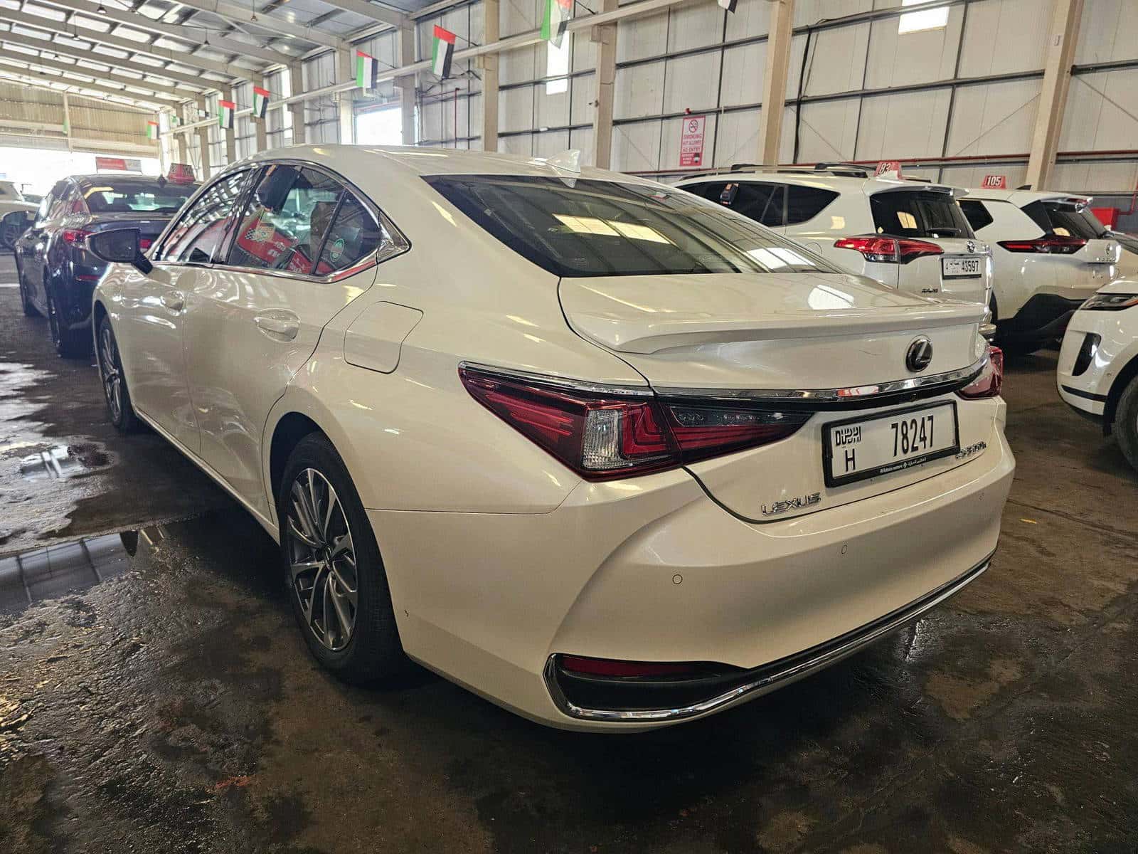 Lexus ES 300H 2023 thumbnail 4