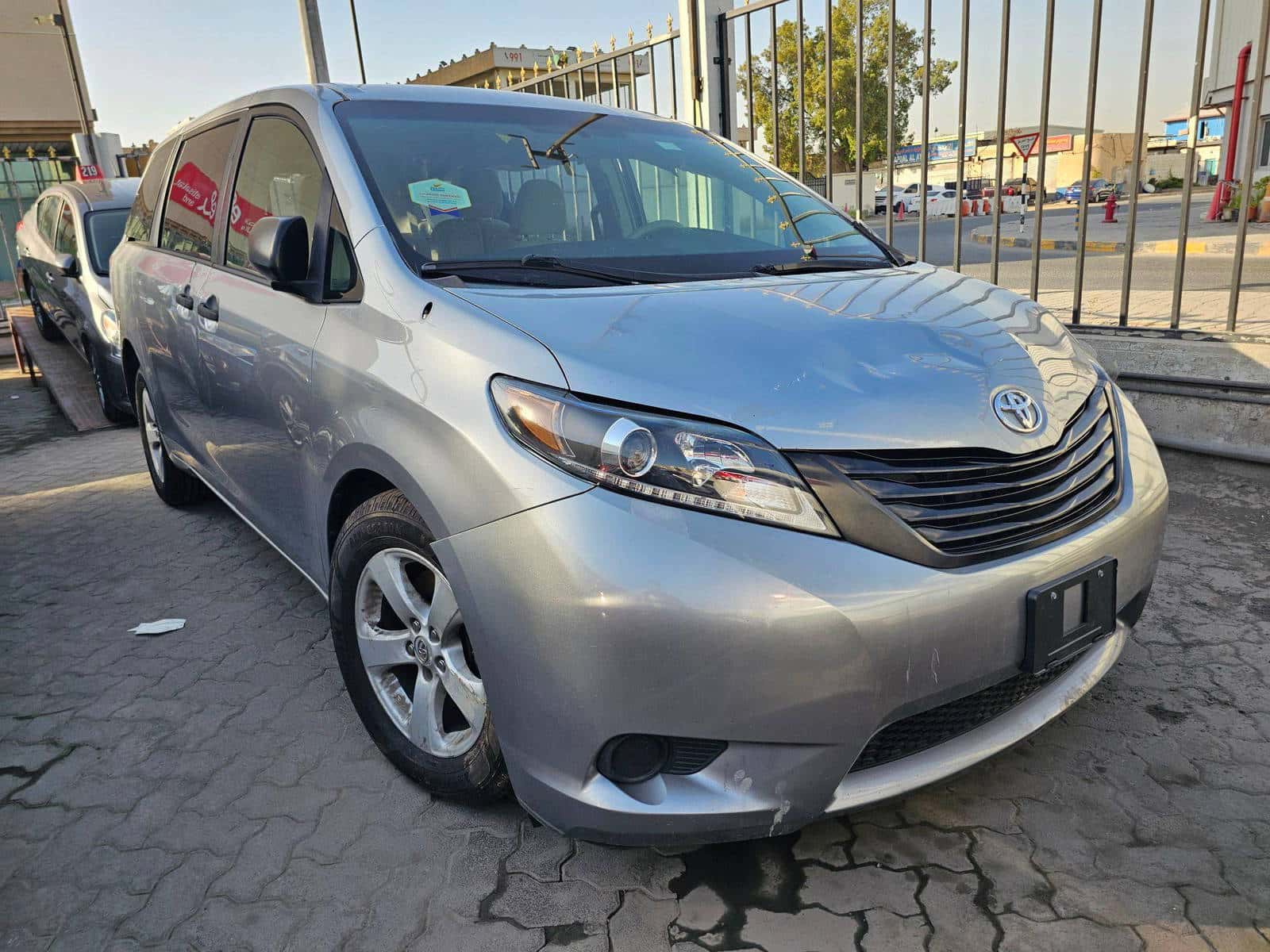 TOYOTA SIENNA 2011 thumbnail 3