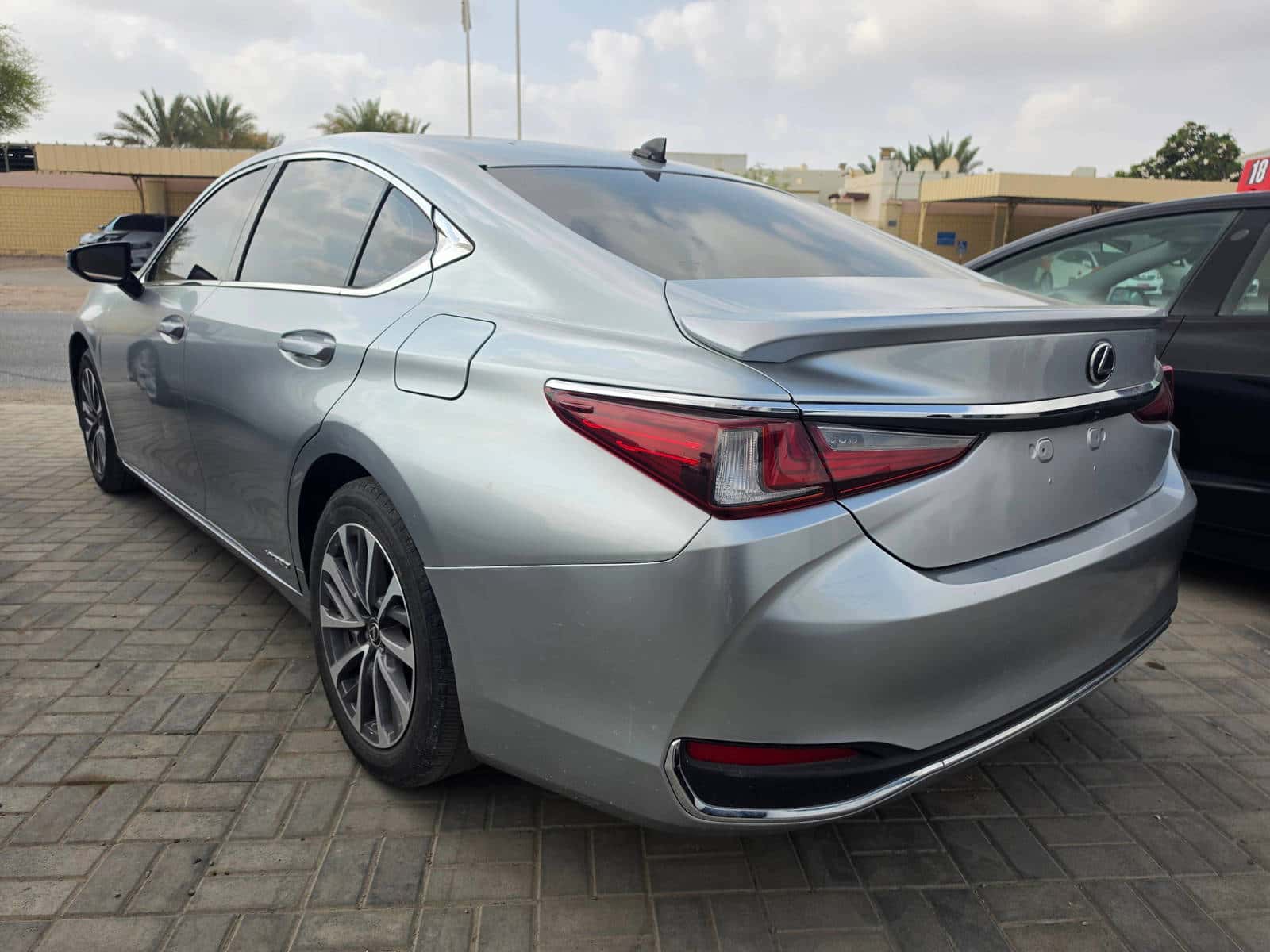 Lexus ES 300H 2022 thumbnail 4