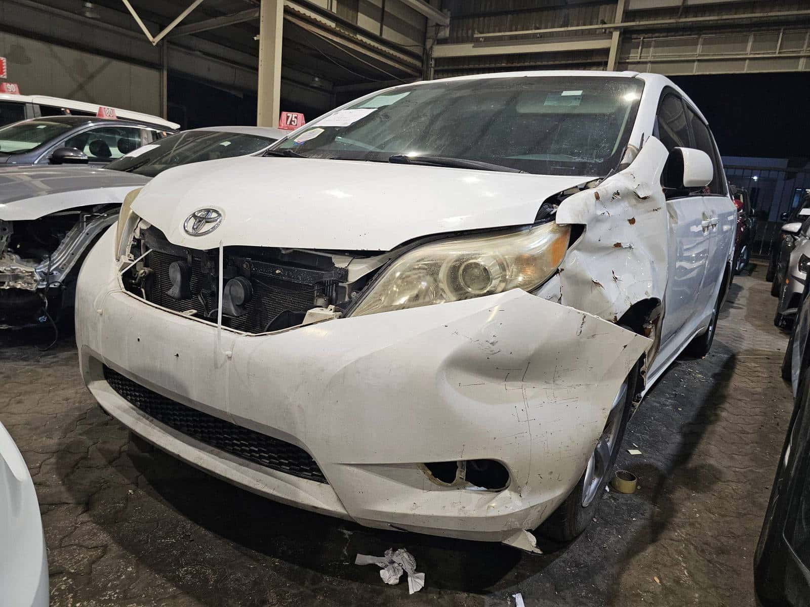 TOYOTA SIENNA 2011 thumbnail 3