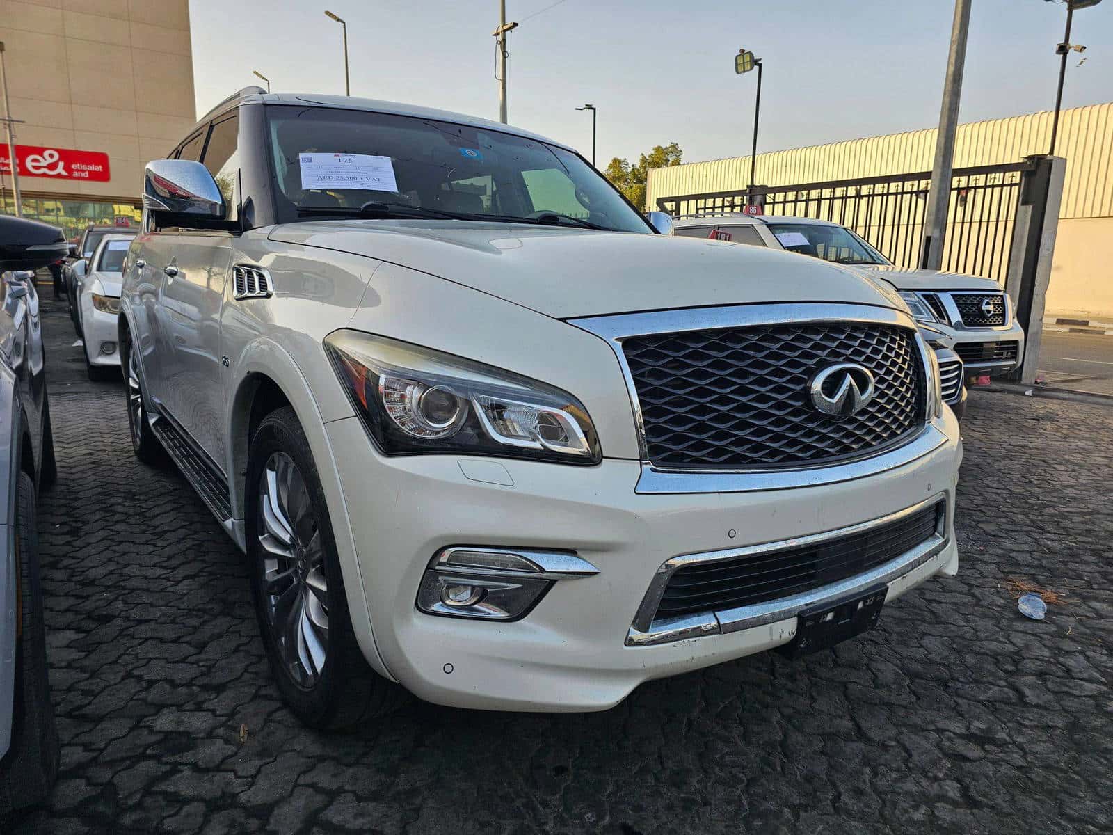 INFINITI QX80 2015 thumbnail 3
