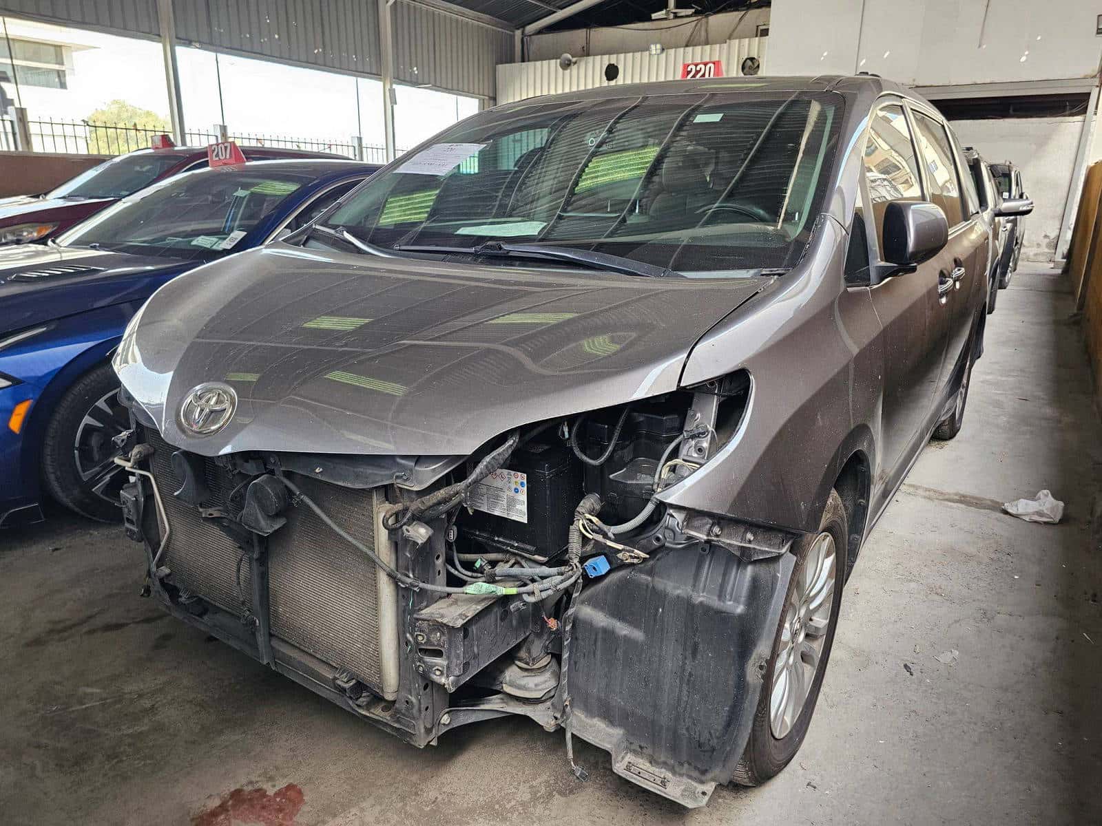TOYOTA SIENNA 2011 thumbnail 5