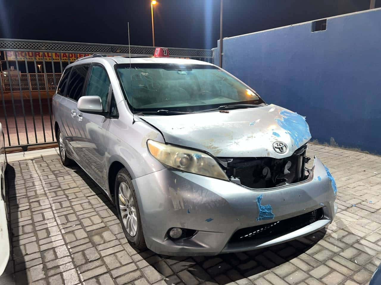 Toyota Sienna 2011 thumbnail 3