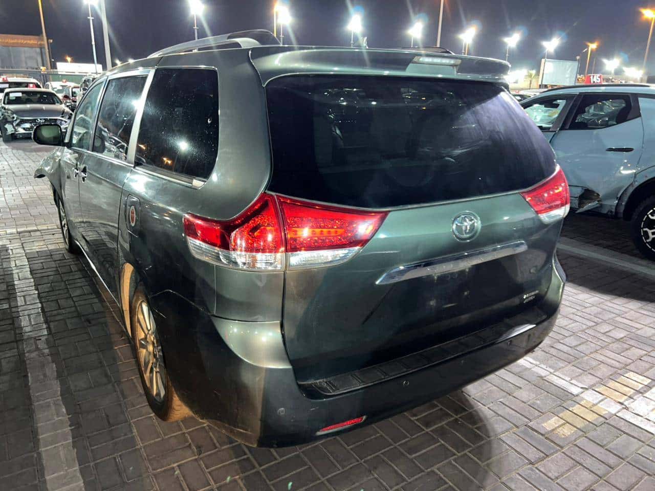 TOYOTA SIENNA 2011 thumbnail 2