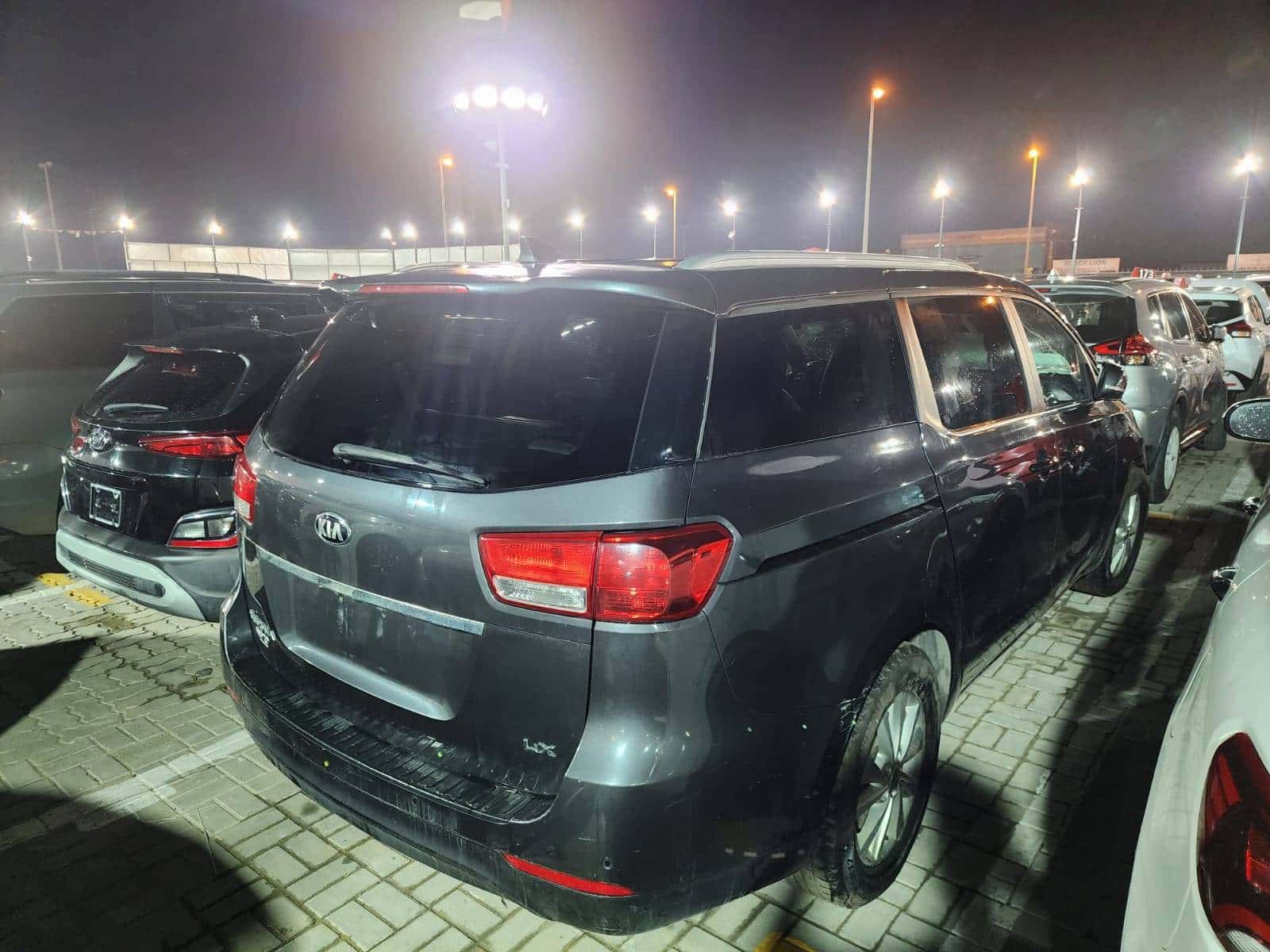 Kia Sedona 2017 thumbnail 2