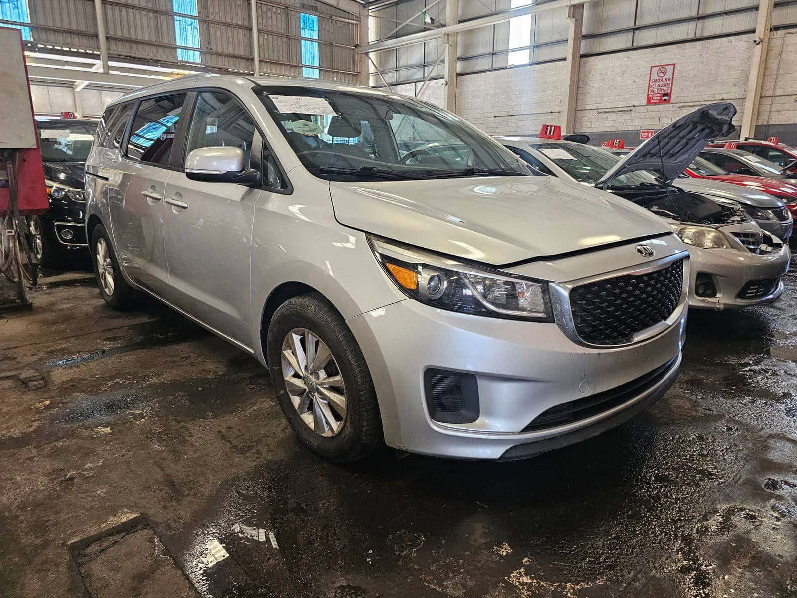Kia Sedona 2016 thumbnail 3