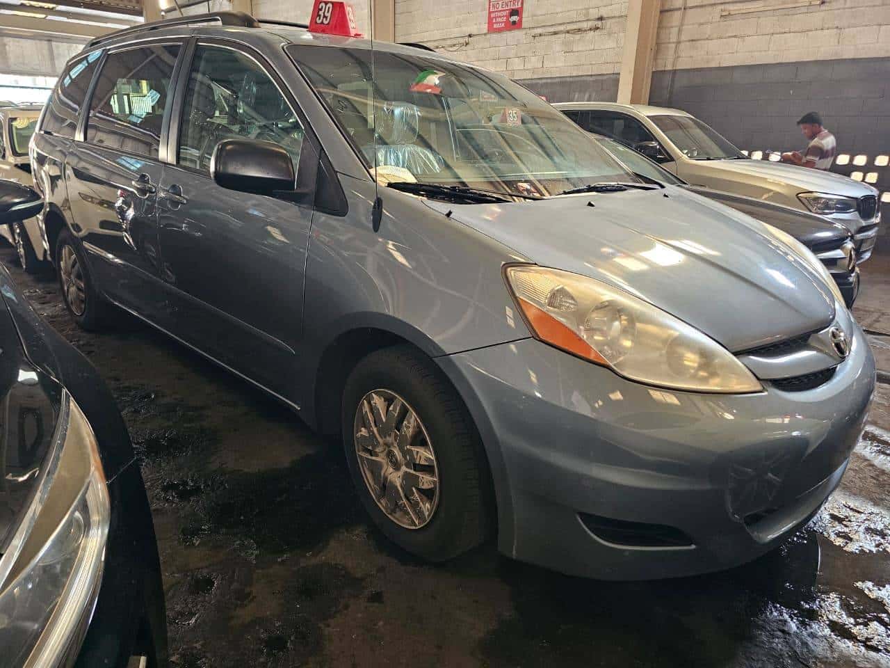 Toyota Sienna 2010 thumbnail 3