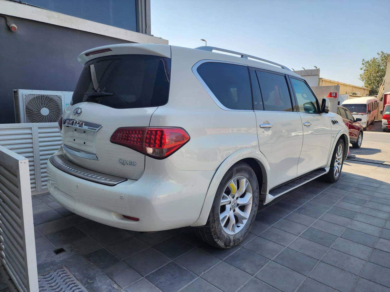 INFINITI QX80 - Exterior