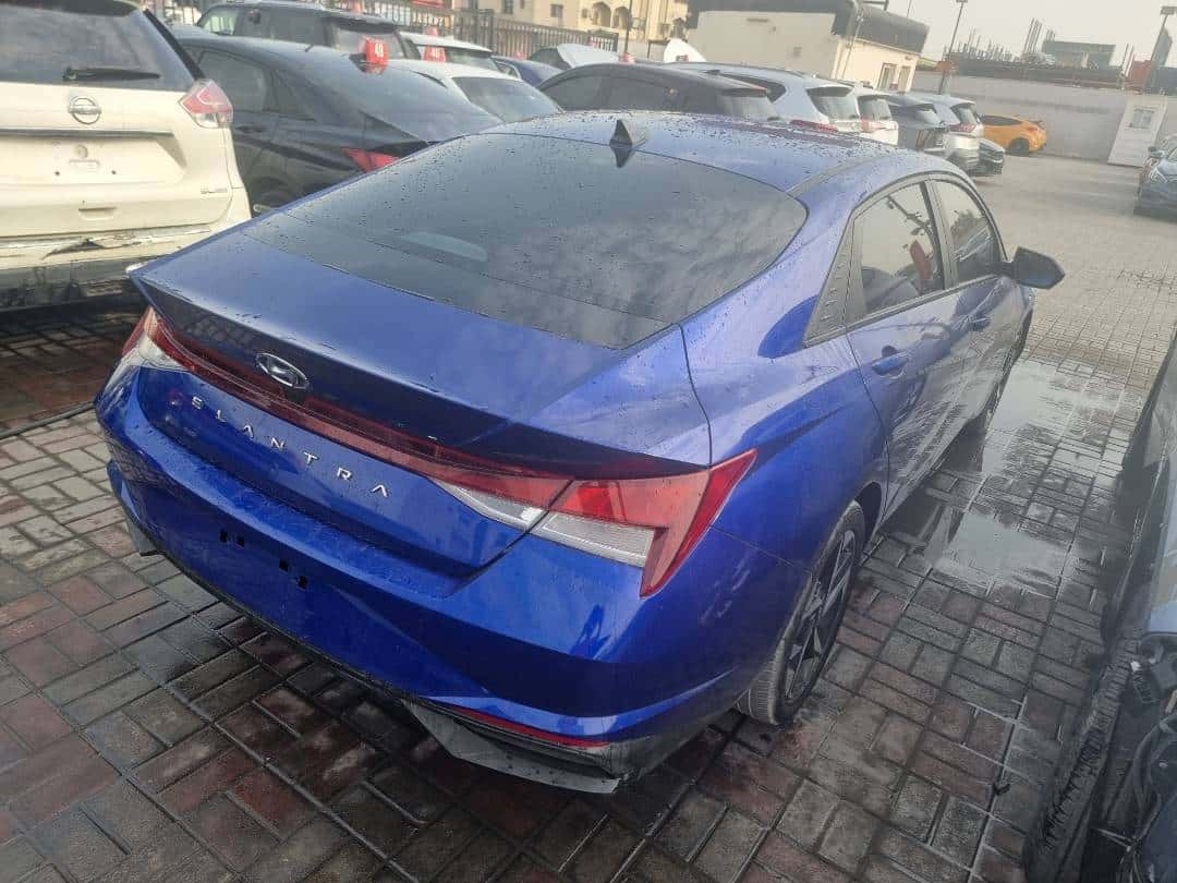 Hyundai Elantra 2023 thumbnail 3