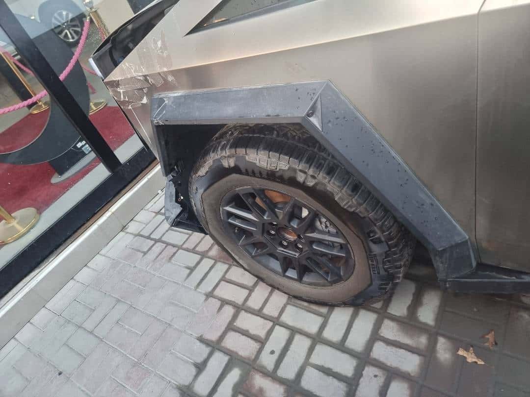 Tesla Cybertruck 2024 thumbnail 5
