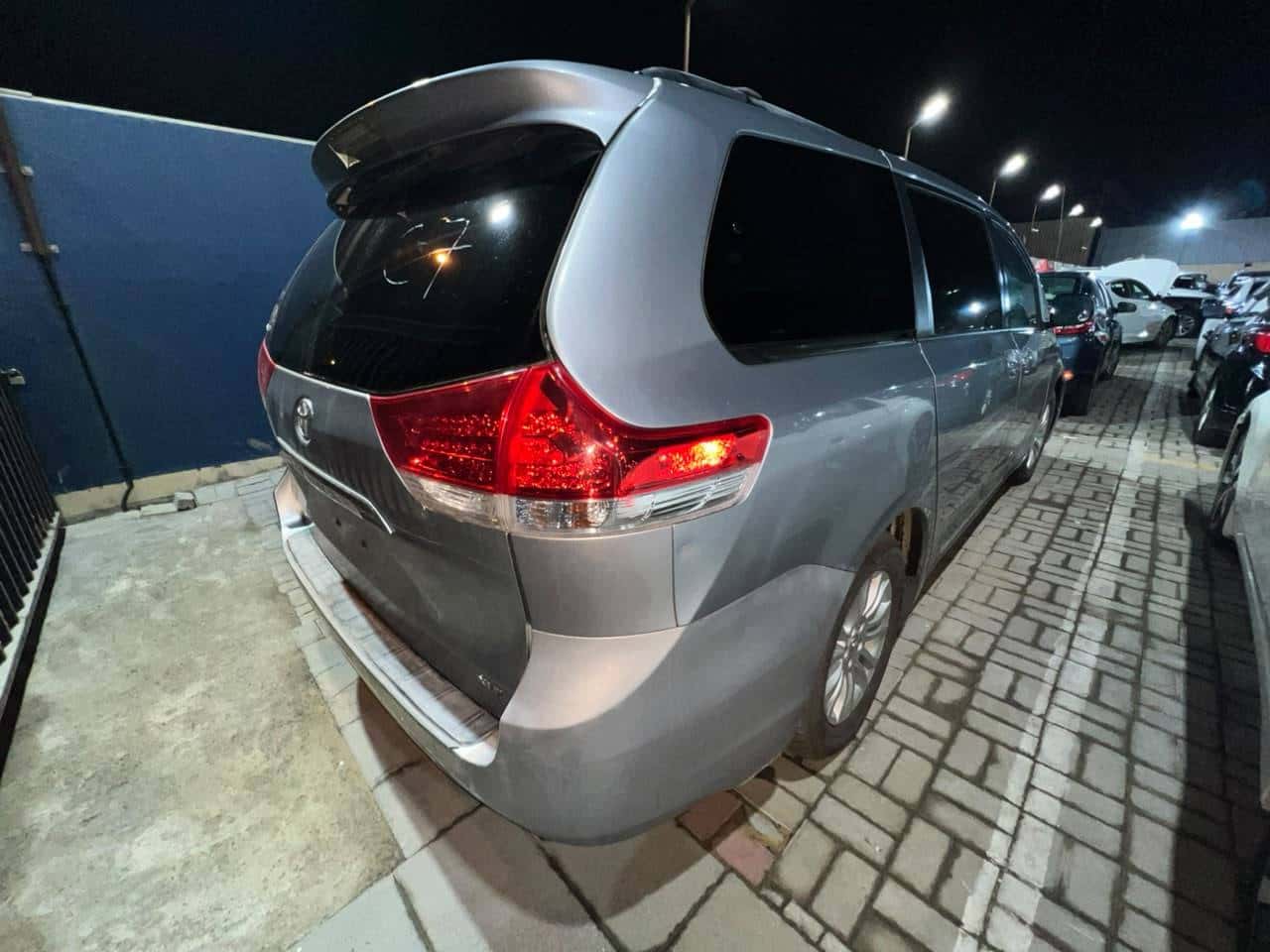 Toyota Sienna 2011 thumbnail 6