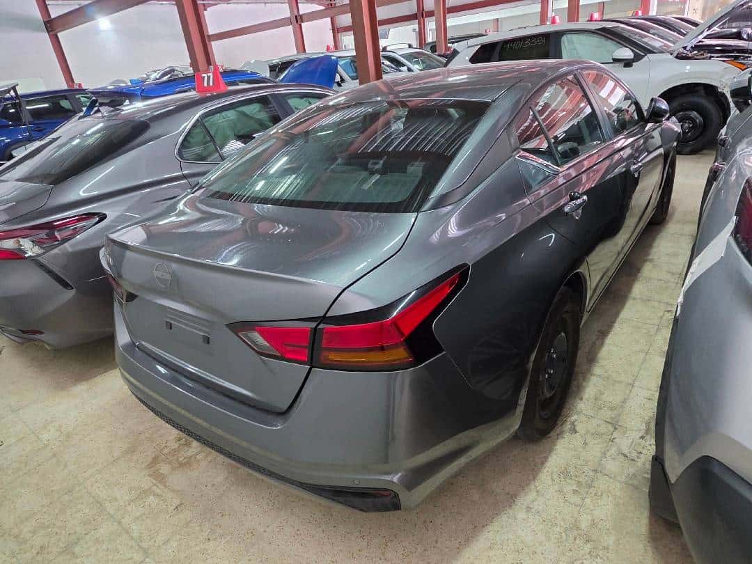 Nissan Altima 2023 thumbnail 1