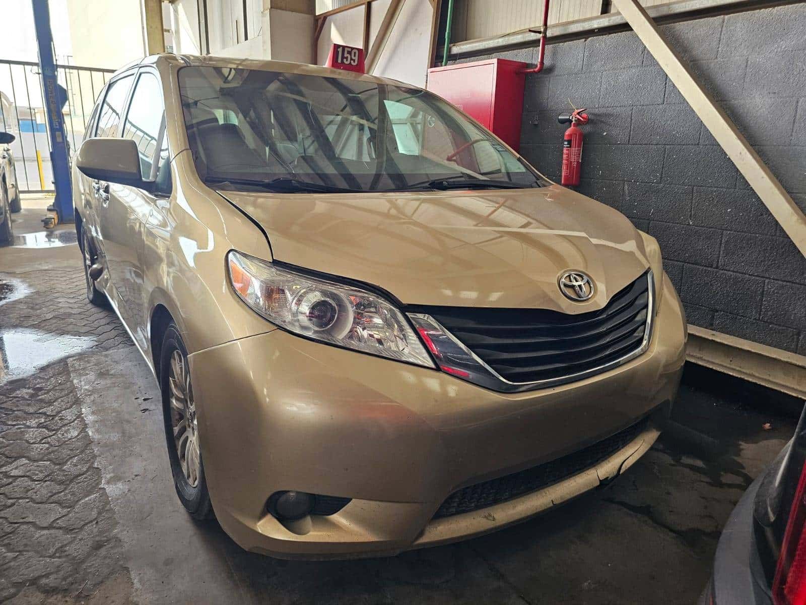 TOYOTA SIENNA 2011 thumbnail 1