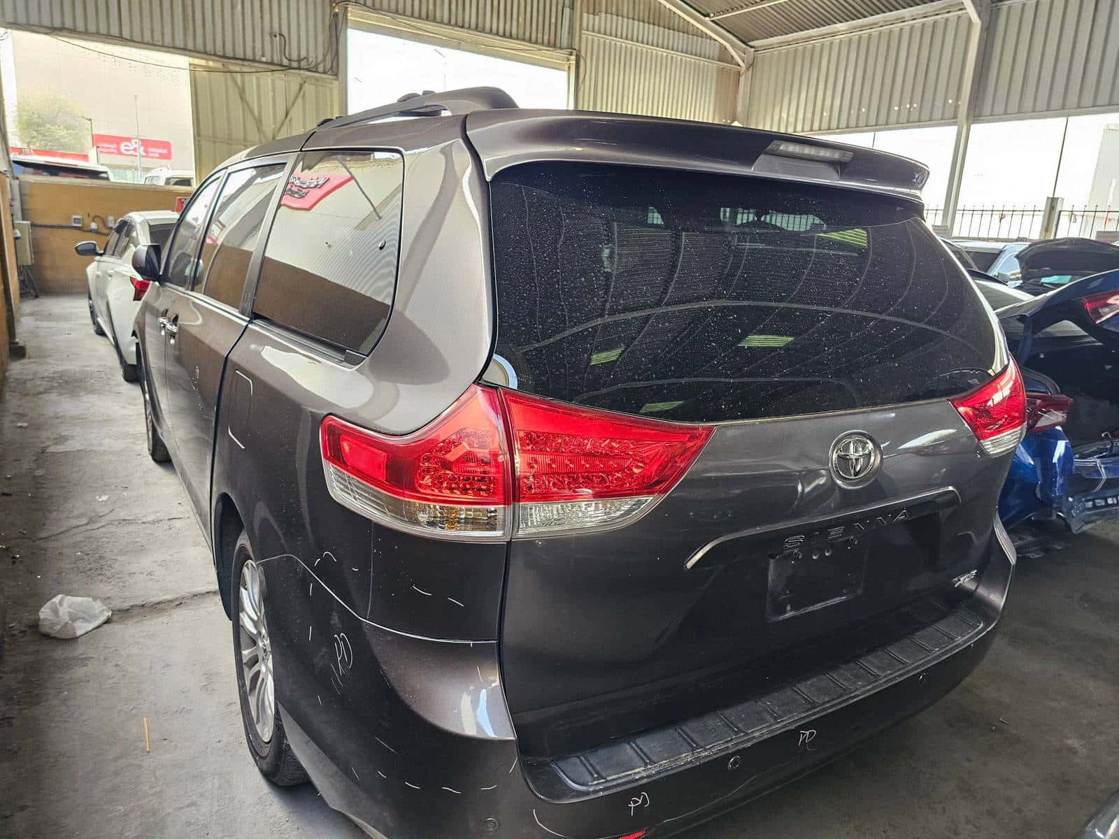 TOYOTA SIENNA 2011 thumbnail 3
