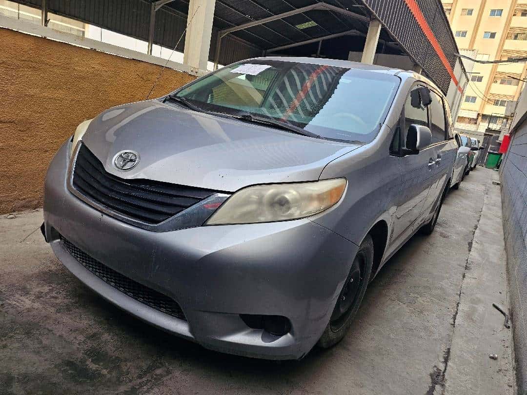 Toyota Sienna 2011 thumbnail 1
