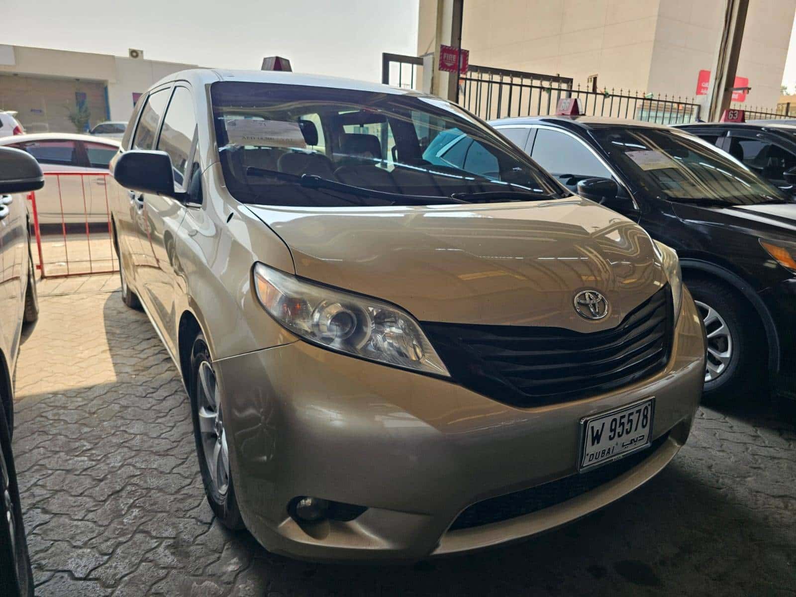 Toyota Sienna 2011 thumbnail 3