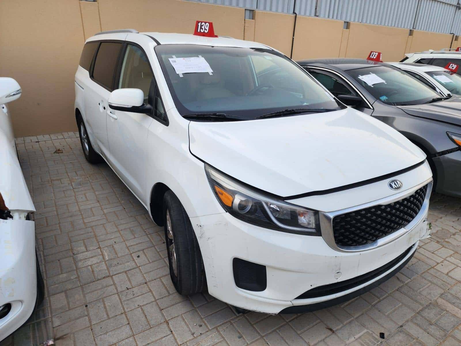 2015 Kia Sedona thumbnail 1