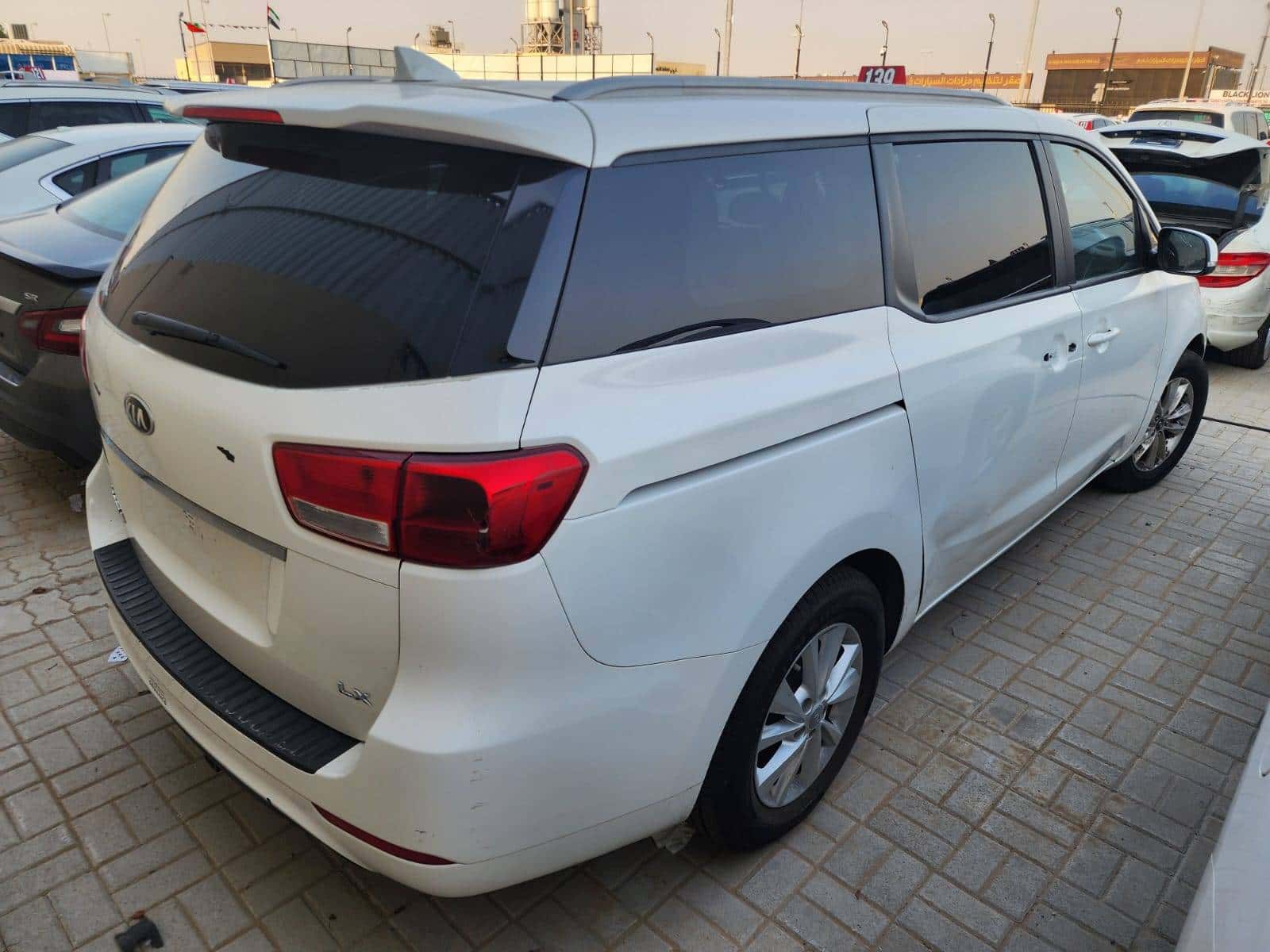 2015 Kia Sedona thumbnail 2
