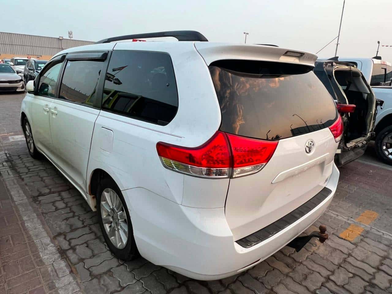 TOYOTA SIENNA 2011 thumbnail 2