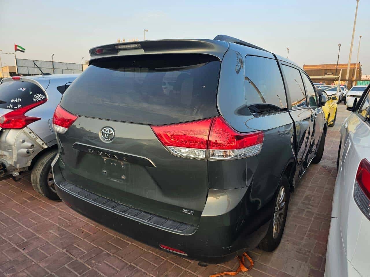 Toyota Sienna 2011 thumbnail 3