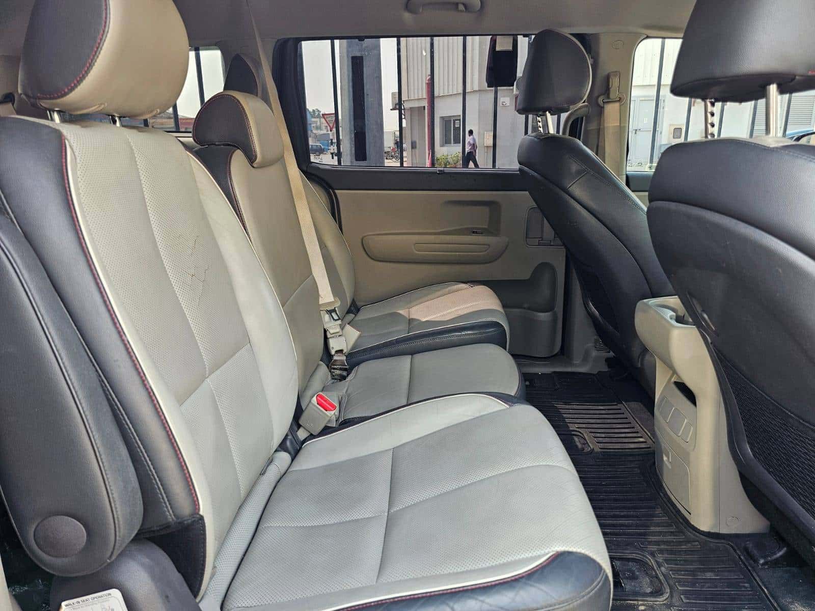 Kia Sedona 2017 thumbnail 6