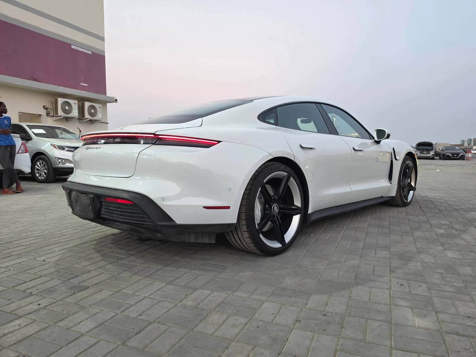 Porsche Taycan 2020 thumbnail 5