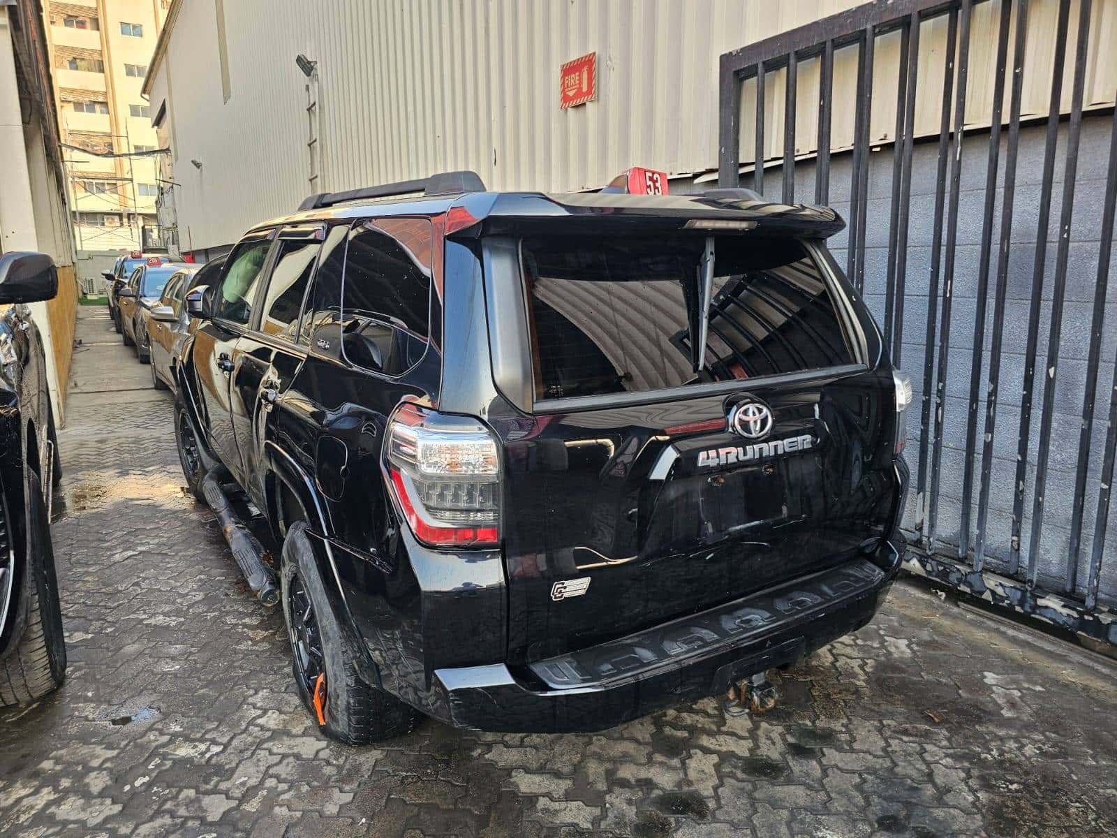 Toyota 4RUNNER SR5 2018 thumbnail 2