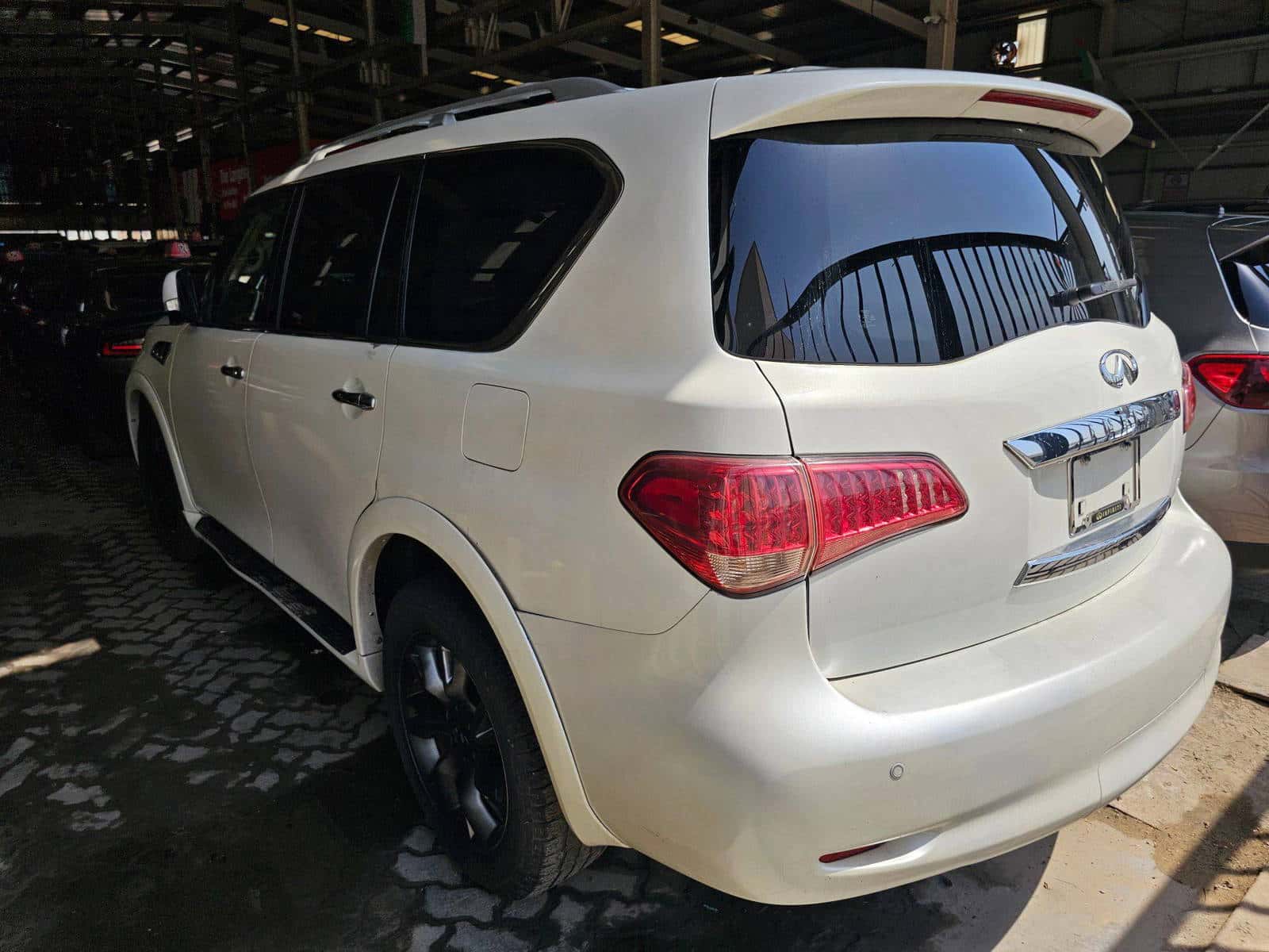 INFINITI QX56 2011 thumbnail 5