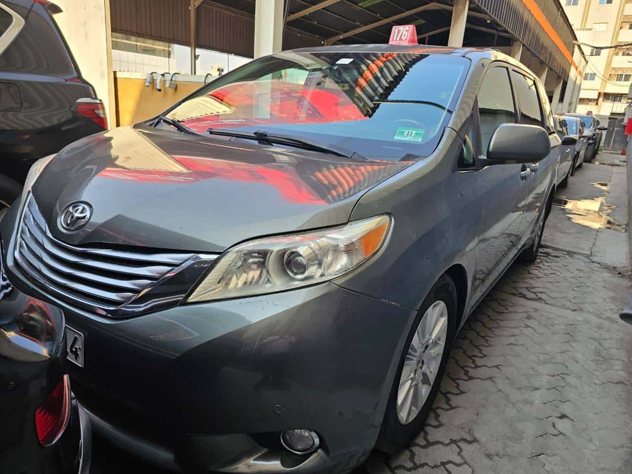 Toyota Sienna 2011 thumbnail 3