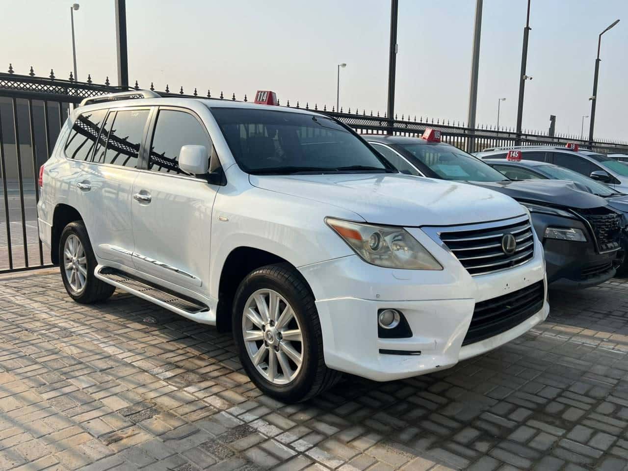 Lexus LX 570 2011 thumbnail 1