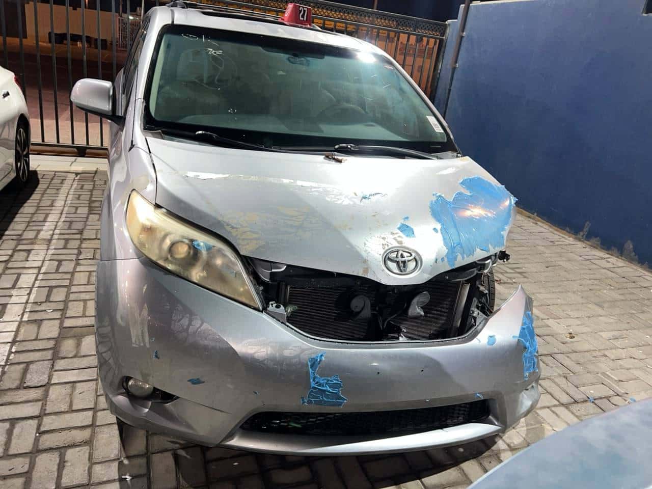 Toyota Sienna 2011 thumbnail 7