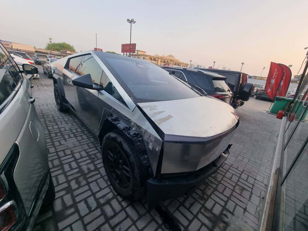 Tesla Cybertruck 2024 thumbnail 3