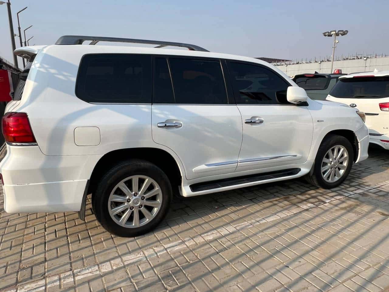 Lexus LX 570 2011 thumbnail 3