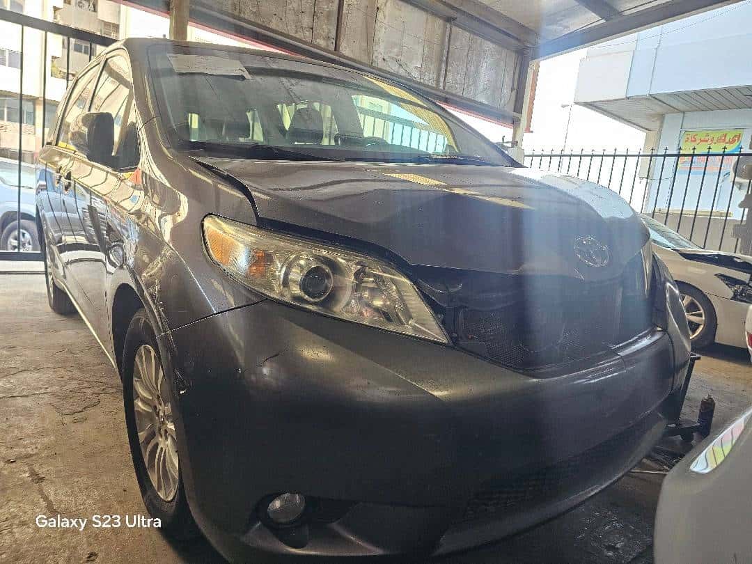 Toyota Sienna 2011 thumbnail 1