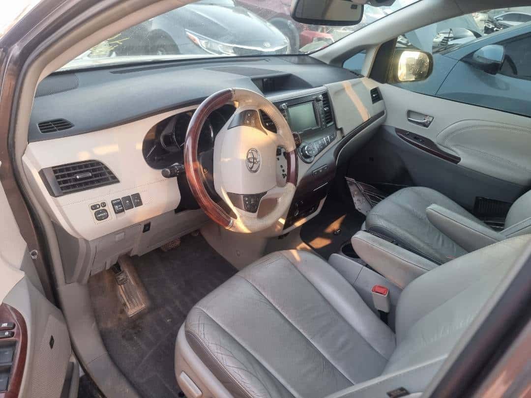 TOYOTA SIENNA 2011 thumbnail 3