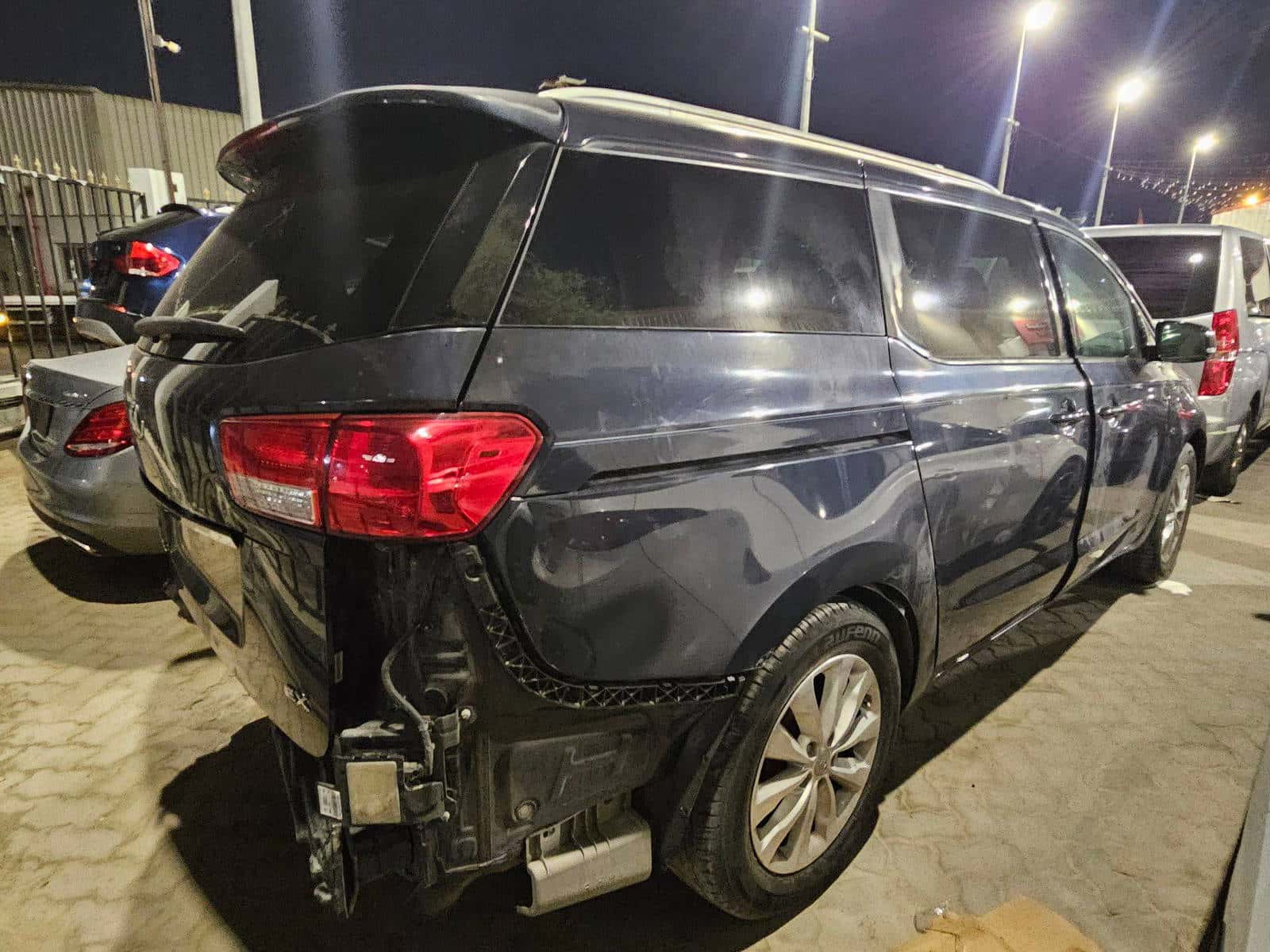 KIA SEDONA 2015 thumbnail 3