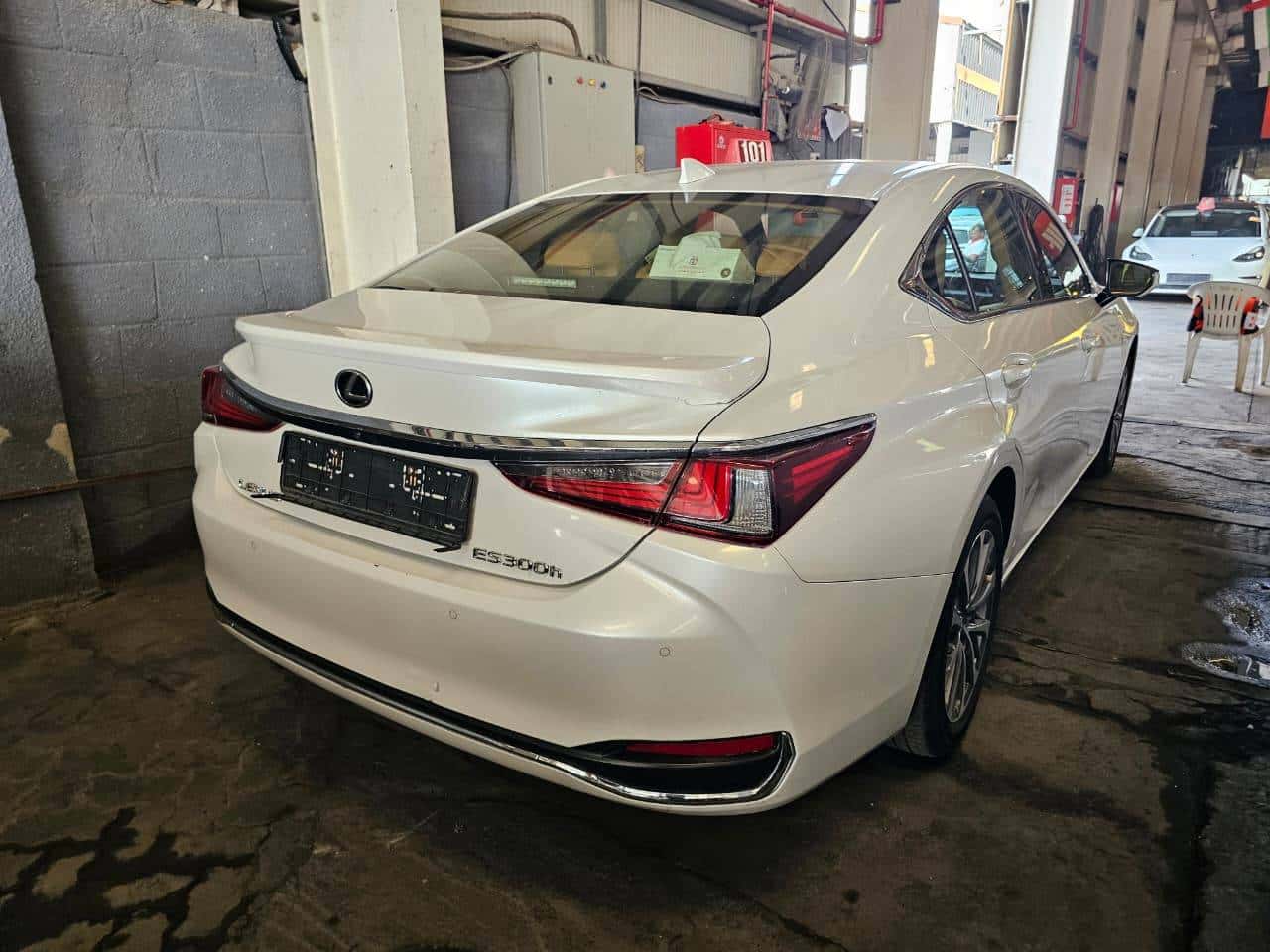 Lexus ES 300H 2023 thumbnail 4