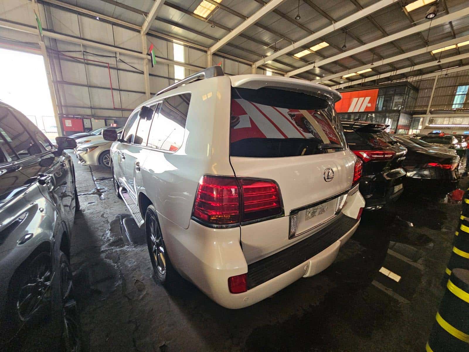 Lexus LX 570 2011 thumbnail 4