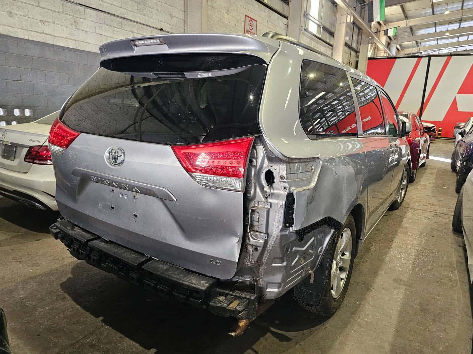 Toyota Sienna 2013 thumbnail 2