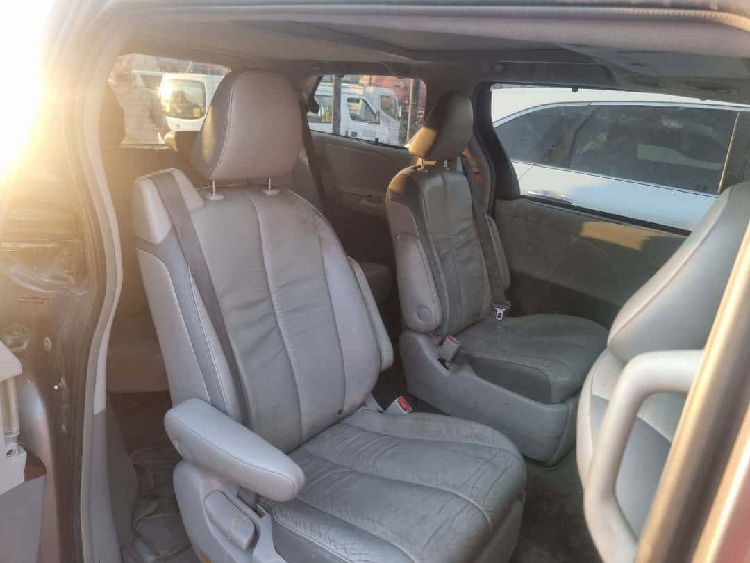 TOYOTA SIENNA 2011 thumbnail 5