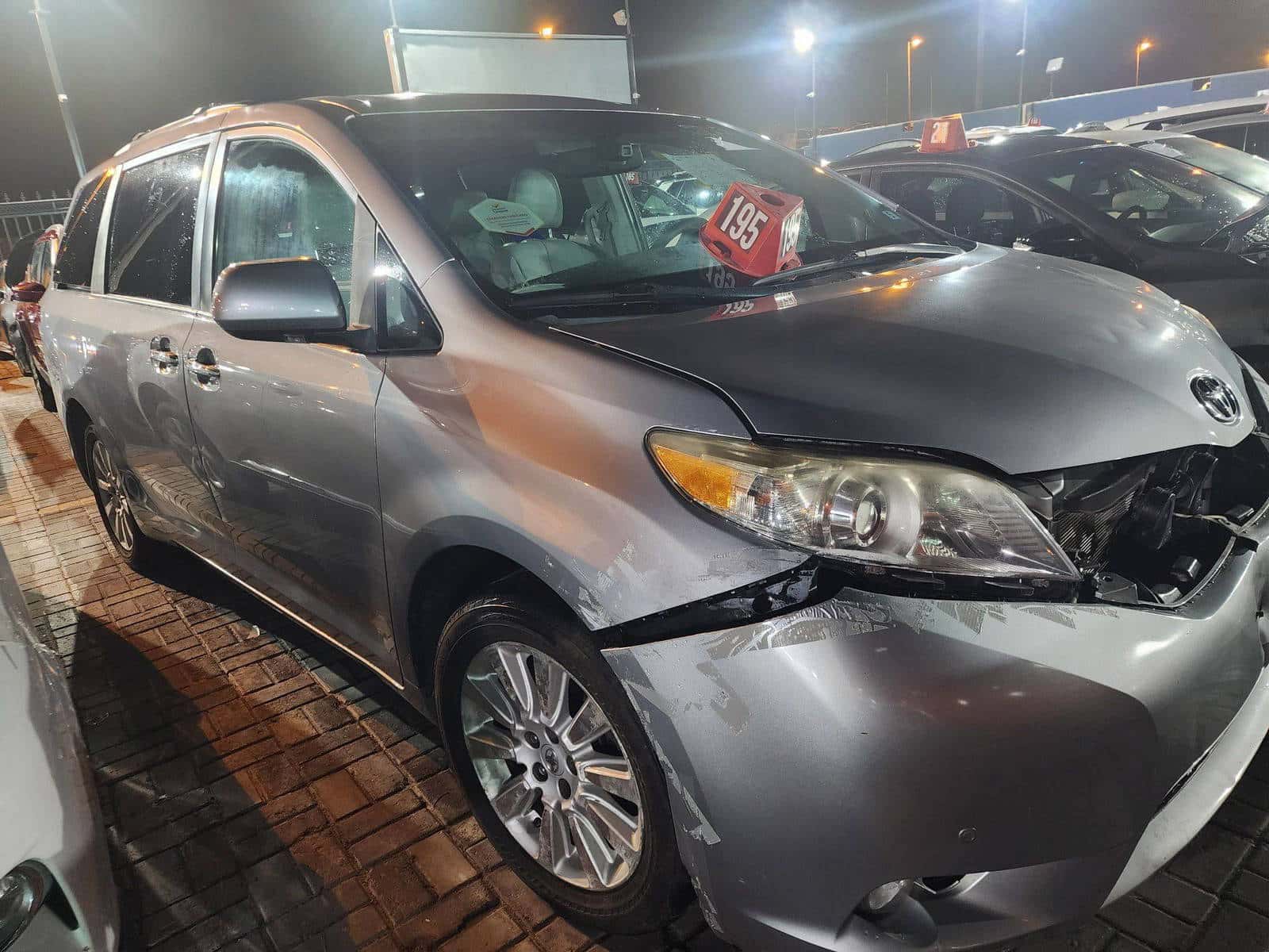 TOYOTA SIENNA 2011 thumbnail 2