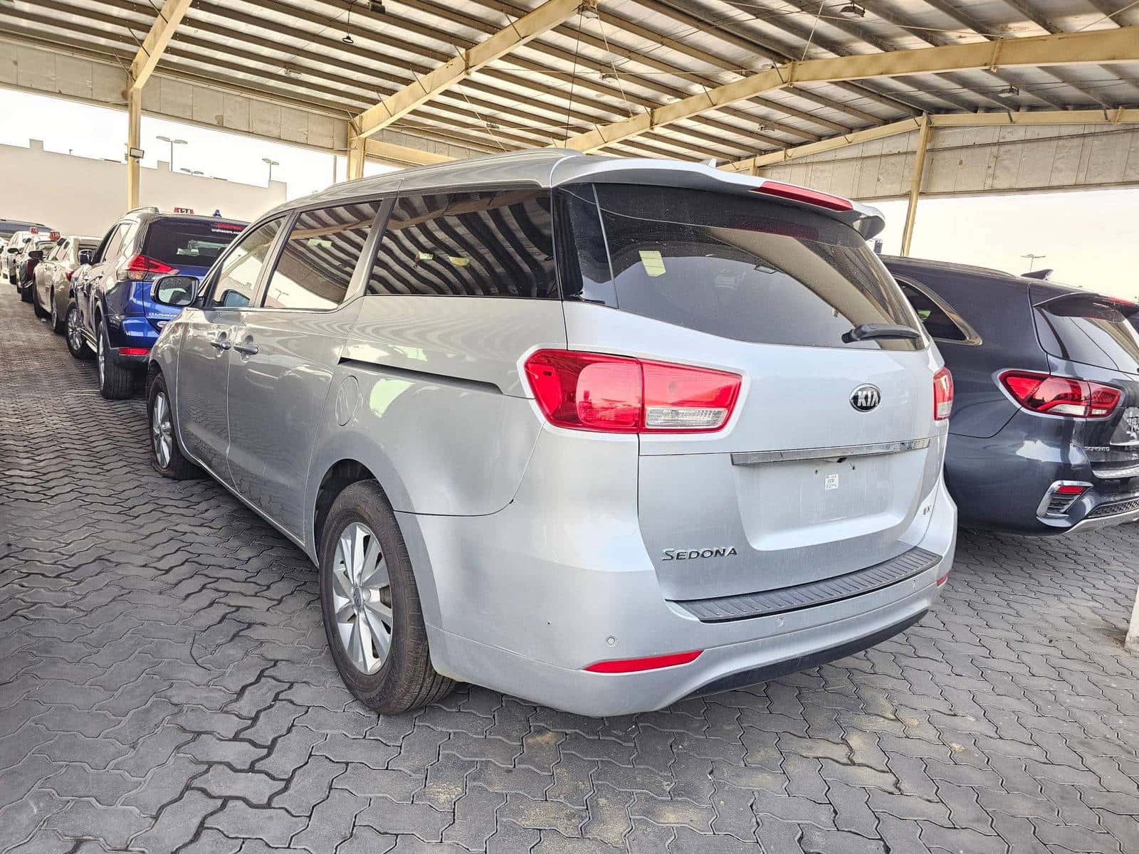 Kia Sedona 2016 thumbnail 3